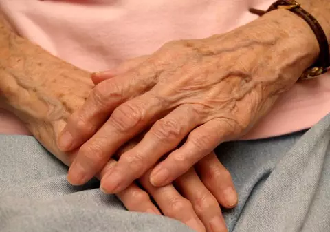 Caz cutremurător! O bătrână de 97 de ani din Prahova a fost violată, însă nu își mai aduce aminte ce i s-a întâmplat! Nepotul ei a găsit patul rupt