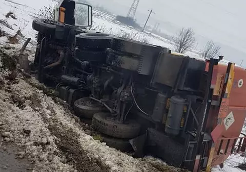 O cisternă încărcată cu motorină s-a răsturnat în județul Cluj. Traficul este blocat pe DN1