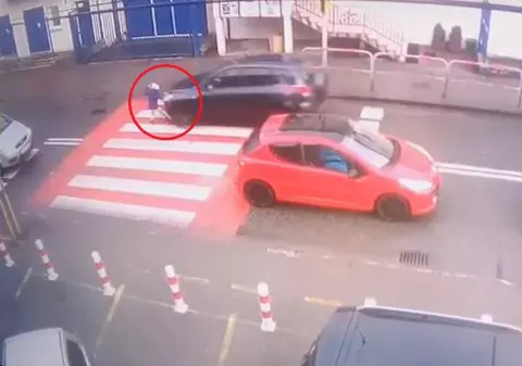 O fetiță din Portugalia a fost lovită pe trecerea de pietoni și a scăpat miraculos. Imagini șocante cu momentul accidentului / VIDEO