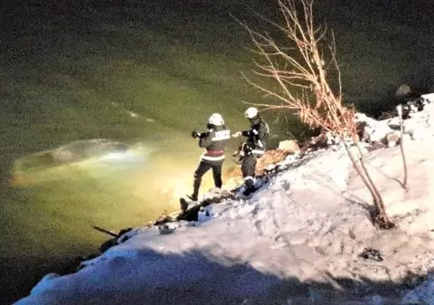 O mașină a căzut în Dunăre, în apropierea viaductului Şviniţa din Mehedinți. O femeie a fost găsită moartă