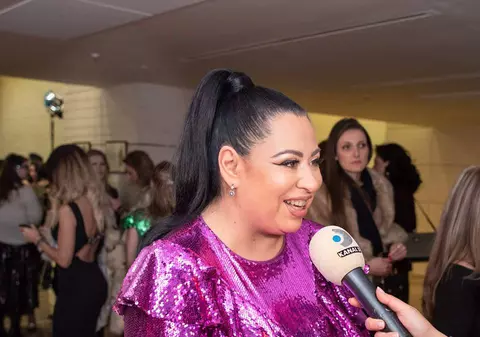 Oana Roman își donează rochia pe care a purtat-o la cununia civilă