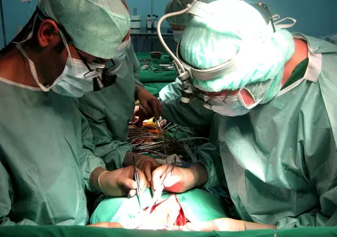 Operație în premieră mondială, realizată la Sibiu. O handbalistă de la Vâlcea a fost salvată