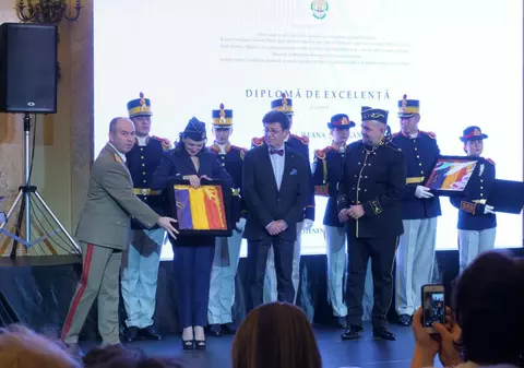 VIDEO/ Ileana Șipoteanu și fiica sa, în lacrimi pe scenă. «Și acum îmi vine să-l sun pe tata»