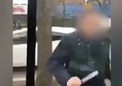 VIDEO | Un bărbat a fost filmat în timp ce a amenințat cu cuțitul pasagerul unei mașini