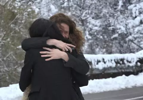 Pelerinaj în locul în care a murit Anca Pop. Mama și sora artistei au aprins lumânări