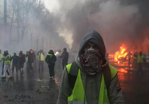 Peste 150 de copii, arestați de forțele de ordine în Franța. Imagini șocante cu elevi puși să stea în genunchi și cu mâinile la ceafă / VIDEO
