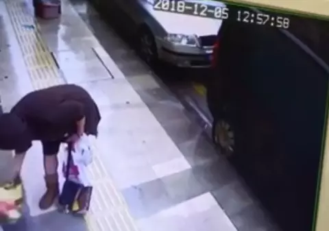 VIDEO | O femeie a jefuit o pisică! Imaginile au devenit virale