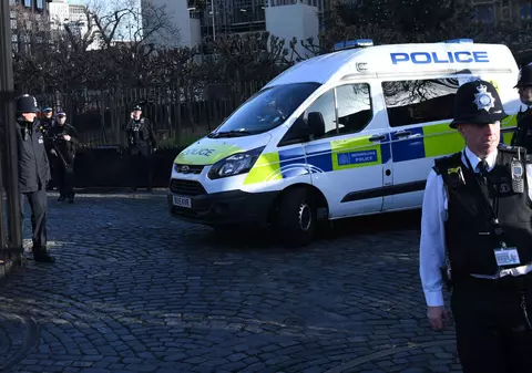 VIDEO | Momente de coșmar într-un mall din Londra. Oamenii au fugit terifiați după ce poliția a coborât pentru un arestat un bărbat înarmat