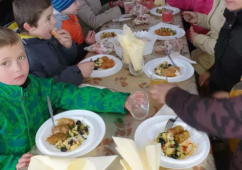 Hrănește copiii nevoiași, îi educă și le bucură sufletele cu harul său. Preotul din Vrancea căruia micuții îi spun “tati” și îi cer sfaturi