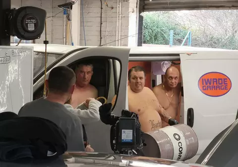 FOTO | Localnicii unui sat s-au dezbrăcat și s-au pozat pentru un calendar. Ce vor să facă cu banii strânși din vânzări