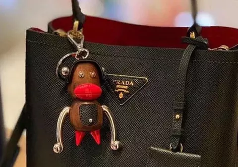 Scandal la Prada, după mai multe obiecte rasiste. Le-au scos de pe piață și au oferit scuze