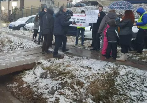 Protestul cu sicriu de copil, pe trecerea de pietoni unde a paralizat Ana Maria Tănasă