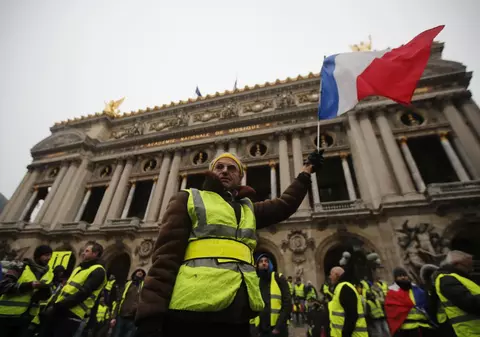 UPDATE/ „Vestele Galbene” continuă protestele în Paris. Zeci de persoane reținute. Gest inedit al unor franțuzoaice: protestează la bustul gol! FOTO în articol