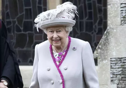 Regina Elisabeta a Marii Britanii se descrie drept "o bunică ocupată"