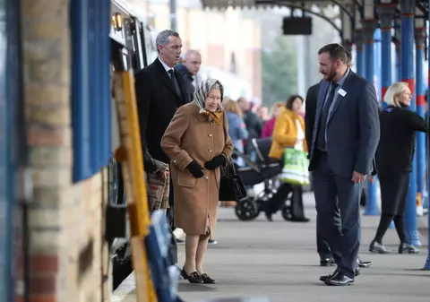 FOTO| Surpriză pentru călătorii unui tren din Marea Britanie. Au călătorit cu Regina care mergea la reședința unde va petrece Crăciunul