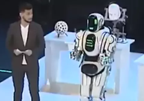 VIDEO | Un robot lăudat de presa din Rusia s-a dovedit a fi, de fapt, un om costumat. Cum s-a dat de gol