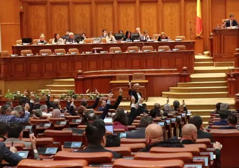 "Miercurea albă" în Parlament, la un an de la condamnarea lui Liviu Dragnea. Şapte inițiative de modificare a Codurilor penale au fost respinse cu scandal