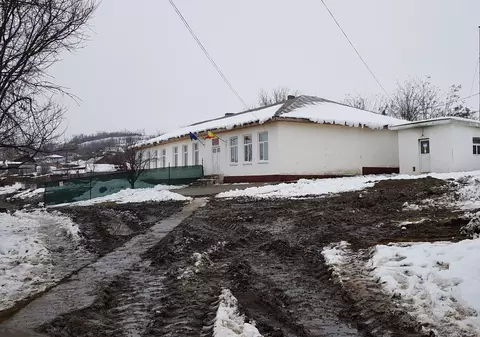 FOTO/ La primărie, pe pavele, la școală, prin noroi. Cum explică primarul: "Acolo e șantier, doar nu era să construiesc școala în altă parte și să o plantez în Prigoreni"