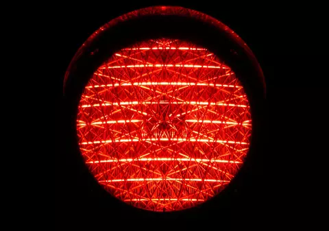 Sancţiunea primită de o şoferiţă care a trecut pe roşu, dar s-a apărat spunând că semaforul era portocaliu