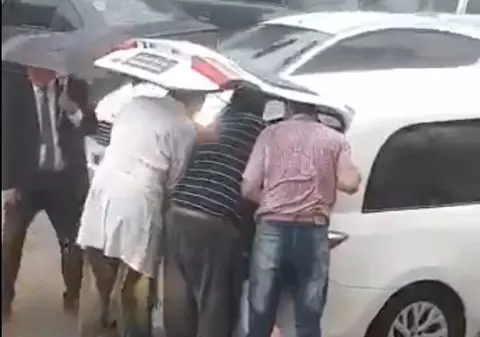 VIDEO | Șoferul unui dric a mers imediat la spital când a început să audă zgomote din sicriu! Ce au descoperit medicii când au inspectat trupul neînsuflețit
