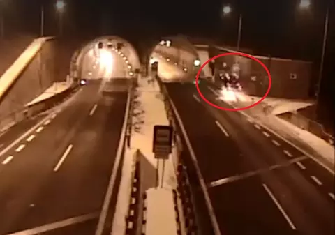 VIDEO | Accident spectaculos surprins de camerele de supraveghere! Cum a reușit un șofer să-și ia "zborul" la intrarea într-un tunel
