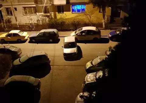 Cel mai ciudat mod de a parca mașina. Și-a bătut joc de o stradă întreagă