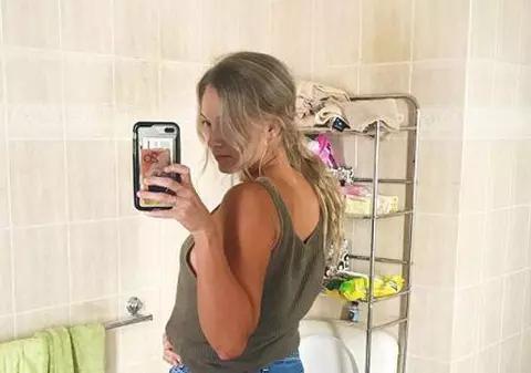 FOTO | Povestea din spatele unui selfie. Drama prin care trece o tânără după ce a sărit cu parașuta