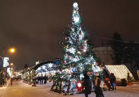 Bate vântul în târgurile de Crăciun din Iași. Comercianții se plâng că vremea rea le strică afacerile