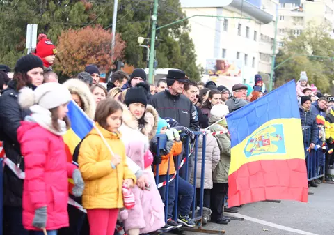 GALERIE FOTO/ Mii de timișoreni au înfruntat frigul să vadă parada militară. Și aici oamenii au huiduit discursul transmis de Viorica Dăncilă