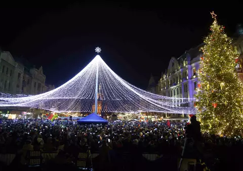 GALERIE FOTO/ Centrul Timișoarei s-a umplut de lumină în seara de 1 Decembrie. S-a dat startul Târgului de Crăciun