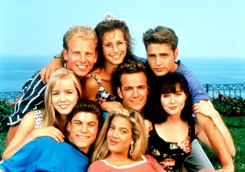 Un nou serial "Beverly Hills 90210" s-ar pregăti la Hollywood. Ce vedete negociază pentru a-și relua rolurile