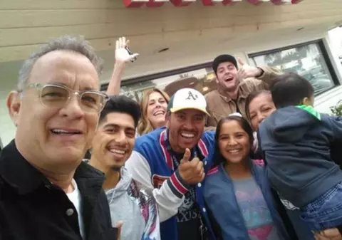 Tom Hanks a plătit mâncarea tuturor clienților dintr-un fast food din California. Gestul remarcabil, făcut de Crăciun de cel mai amabil actor de la Hollywood / FOTO&VIDEO