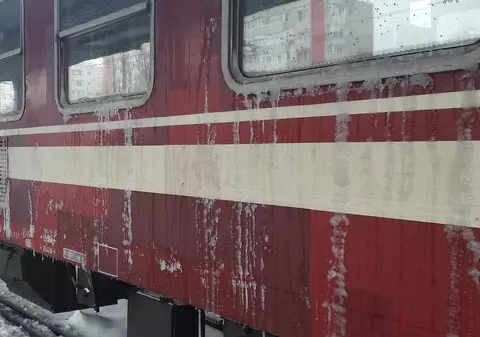 UPDATE/ Sute de oameni, blocați de ore bune în trenuri, în vestul țării! Un tren a fost pus în mișcare după 9 ore! Șase garnituri care vin spre București sunt afectate de vremea rea