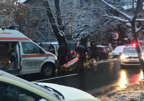 UPDATE: Bărbatul care s-a prăbușit pe stradă în apropierea sediului Guvernului a fost salvat