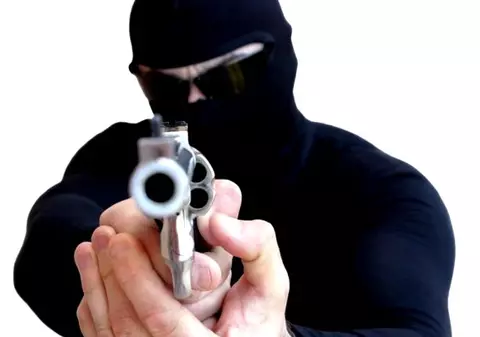 Un român a jefuit o bancă din Marea Britanie cu ajutorul unui pachet suspect. Bărbatul e căutat de Poliție / FOTO