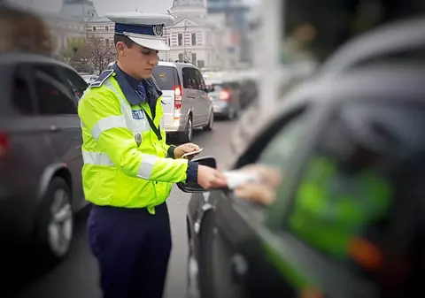 A dat vina pe soție după ce a fost tras pe dreapta pentru că vorbea la telefon: „Puteți să scrieți asta în procesul verbal?”