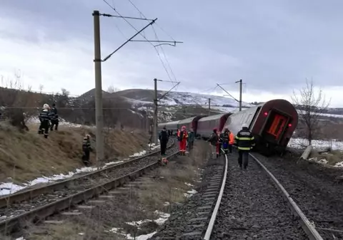 UPDATE | Tren deraiat în apropiere de Bistrița! Traficul feroviar a fost reluat la o oră după intervenția pompierilor