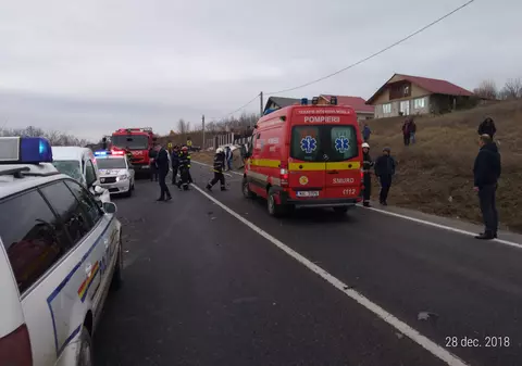 Un microbuz cu 12 persoane s-a răsturnat. S-a declanșat planul roșu de intervenție