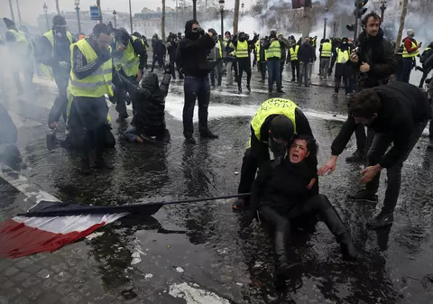 Moartea stupidă a unei franțuzoaice în timpul protestelor „Vestelor galbene”. O grenadă lacrimogenă a lovit-o în timp ce se uita pe geam