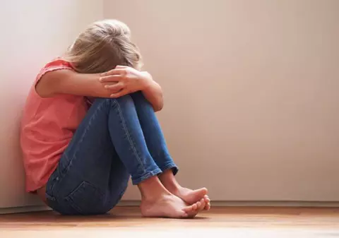 Pompier acuzat că a violat o fetiță de 13 ani din Vrancea. Militarul este căsătorit