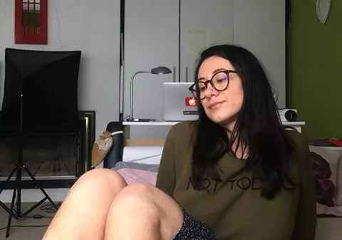 Vloggerița neepilată, luată la mișto de autorul "Suge-o, Ramona"