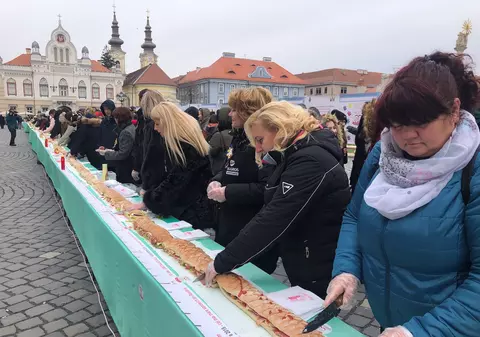 FOTO/ Așa arată cel mai lung sendviș din România. Au fost folosite 181 de pâini!