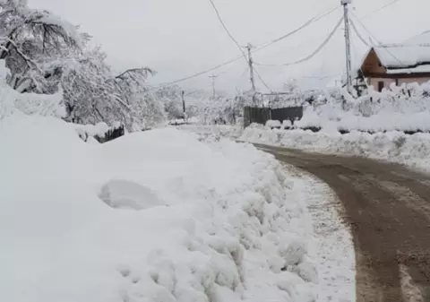 Zeci de oameni dintr-o comună din Gorj nu au curent electric de aproape o săptămână. În beznă din cauza ninsorilor puternice