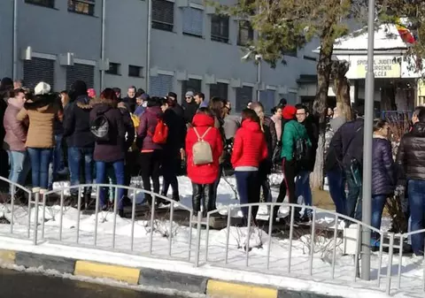 Fetiță de un an și opt luni, tratată pentru roșu în gât la Râmnicu Vâlcea și internată cu pneumonie severă la București