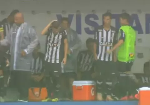 VIDEO | Un fotbalist brazilian a fost lovit de fulger pe teren. A supraviețuit!