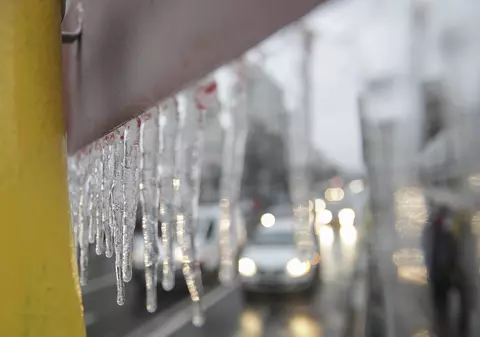 Codul galben de ninsori, prelungit pentru încă 24 de ore. 25 de județe din sudul și estul țării afectate