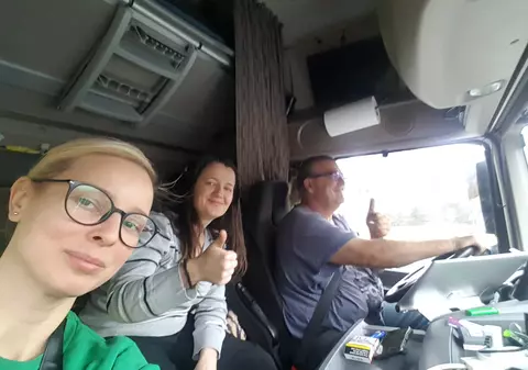 VIDEO / Trei într-un TIR. Ce înseamnă să parcurgi 1.400 de kilometri într-un camion