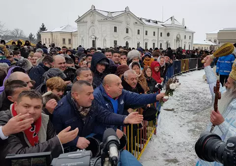 VIDEO&FOTO/ Peste 15.000 de litri de agheasmă au fost împărțiți la Iași. Nici anul acesta nu au lipsit îmbrâncelile și certurile