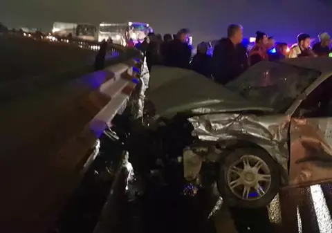 A fost prins șoferul care a lovit cu mașina un microbuz cu 12 oameni la bord. Era beat într-un bar!