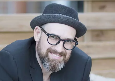 Tibi Scobiola, liderul celei mai vechi trupe de coveruri, are cui să-i dea ștafeta. "Nu mai am loc de fiul meu să cânt!"